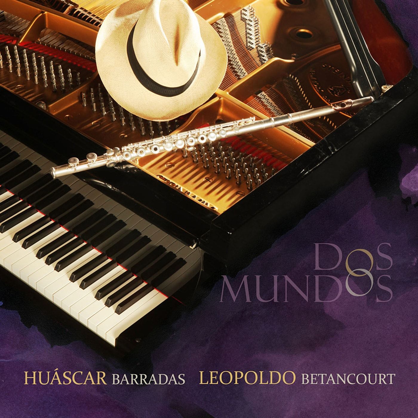 Portada de Dos Mundos: un piano de cola abierto con una flauta plateada y un sombrero panamá apoyados sobre las cuerdas, con fondo púrpura.